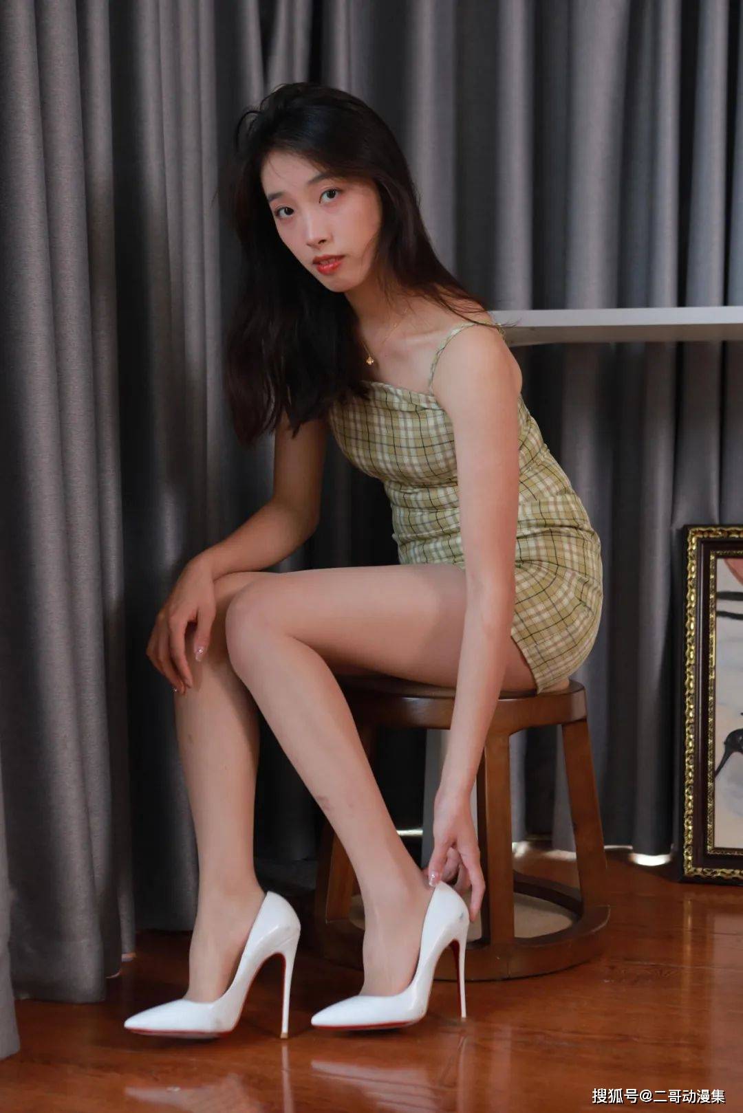 之名书写女性魅力传奇AG真人写真以高跟鞋(图7)