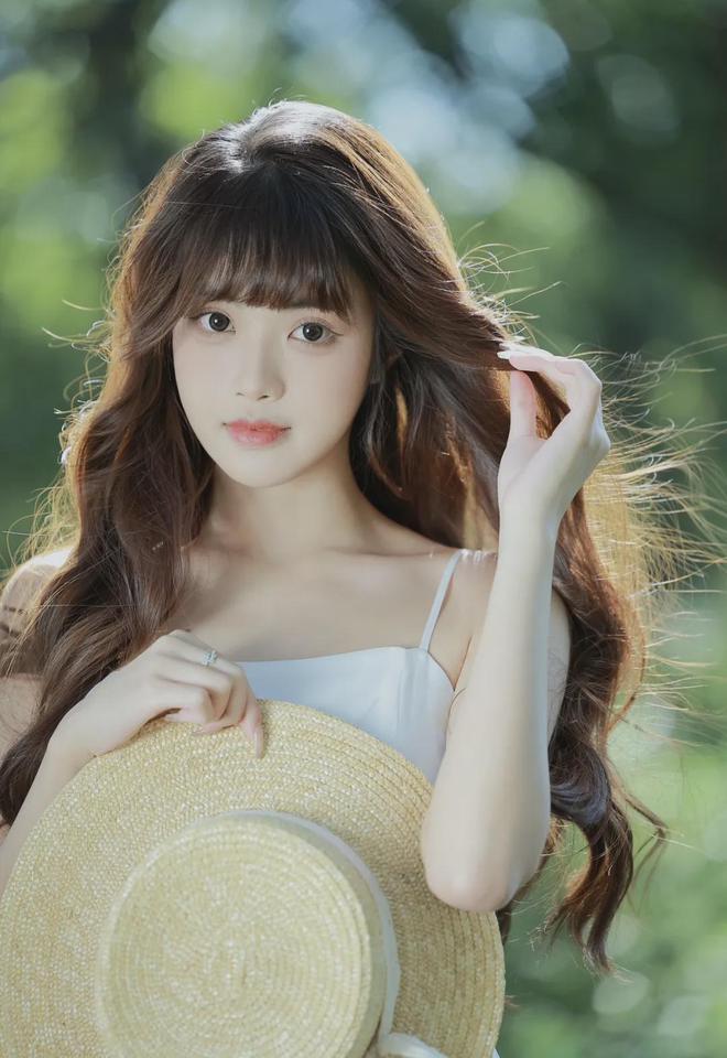 边c女儿一边辅导作业AG真人国际厅爸爸一